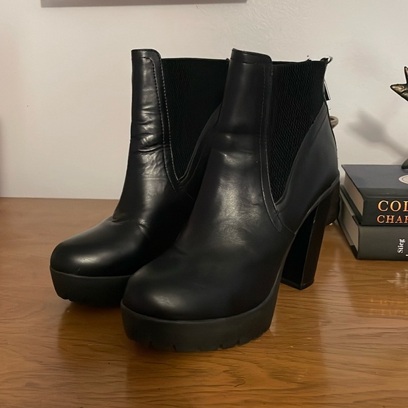 Steve Madden Shoes - New woman’s size 8 Amanda platform heel bot by Steve Madden
